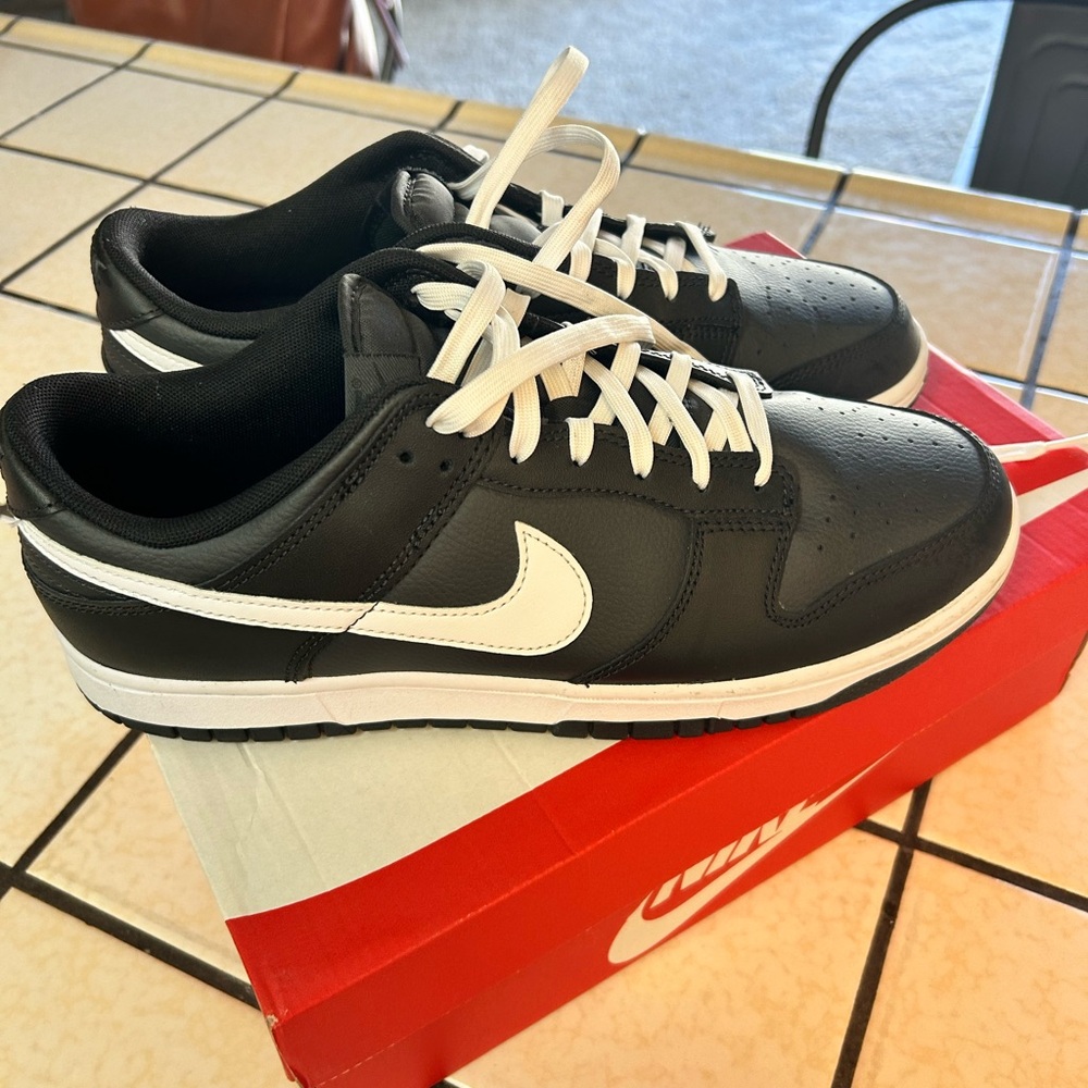 Worn once black size 11 dunks